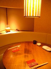 温かい灯りがともるモダンなソファ席が人気