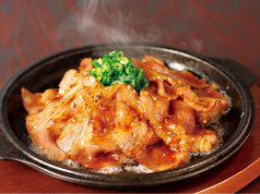 料理メニュー写真&nbsp;熱々鉄板！厚切り牛カルビ焼肉