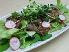 料理メニュー写真&nbsp;キノコと国産牛肉の和風サラダ