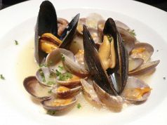 料理メニュー写真 貝のシェリー酒蒸し スープ仕立て