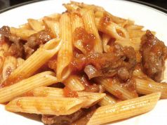 料理メニュー写真 牛スジと赤ワイン煮込みのペンネ