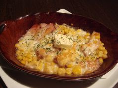 料理メニュー写真&nbsp;ベーコンとプリ×２コーンのチーズバター焼き