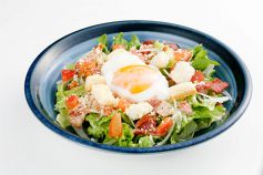 料理メニュー写真 温玉シーザーサラダ