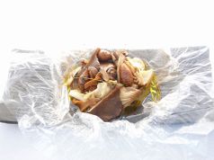 料理メニュー写真 【前菜】数種のキノコとアピオスを包んだカルトッチョ