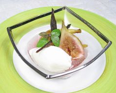 料理メニュー写真&nbsp;季節のフルーツのコンポートと秋田小町のアイス