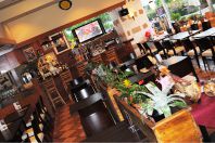 明るく開放的な店内