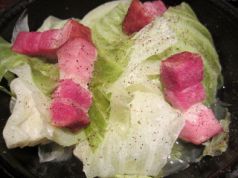料理メニュー写真 厚切りベーコンとキャベツのガーリック蒸し