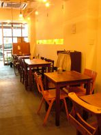 木の家具に囲まれた店内