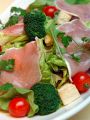 料理メニュー写真&nbsp;生ハムと旬の野菜サラダ