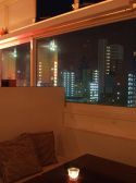 カップル人気の夜景の見える窓際ソファ席♪