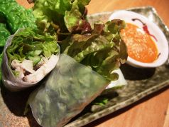 料理メニュー写真 鶏ももの韓国風生春巻