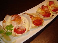 料理メニュー写真&nbsp;エビとトマトのおしゃれチーズ焼き