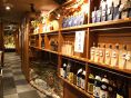 店内にはボトルがズラリと並んでいます。