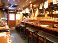 店内には気軽に座れるテーブル・カウンター