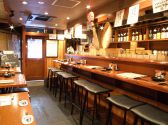 店内には気軽に座れるテーブル・カウンター