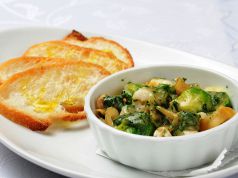 料理メニュー写真 つぶ貝と芽キャベツのエスカルゴバター焼き