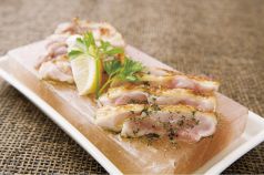 料理メニュー写真&nbsp;比内地鶏の炙りたたき岩塩盛り