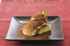 料理メニュー写真&nbsp;とろとろフォンダンショコラとバニラアイスのベリーソース/自家製ティラミス