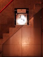 店内へ続く階段