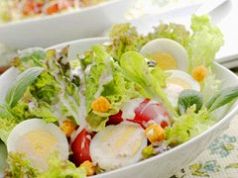 料理メニュー写真 玉子とトマトのナッツドレッシングサラダ