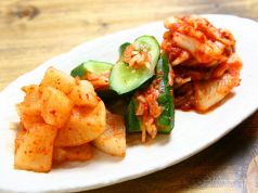 料理メニュー写真 白菜キムチ(367円)/オイキムチ(399円)/キムチ盛合わせ(577円)韓国のり(315円)