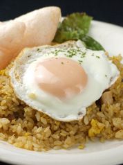 料理メニュー写真&nbsp;スパイシーナシゴレン／豚の角煮チャーハン／海鮮丼