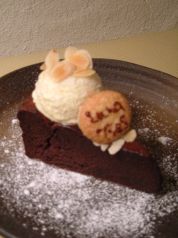 料理メニュー写真 ガトーショコラバニラアイス添え