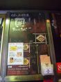 エレベーター前の目印は看板。「囲」