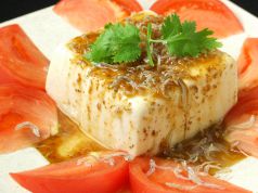 料理メニュー写真 豆腐とトマトのジャコサラダ