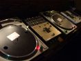 DJブースにはターンテーブルが完備◎