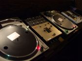DJブースにはターンテーブルが完備◎