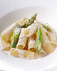 料理メニュー写真&nbsp;４種のチーズとアスパラガスのクリームパスタ