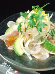 料理メニュー写真 鶏とアボカドのカルパッチョ