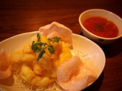 料理メニュー写真 海老のフリッターチーズチリソース添え