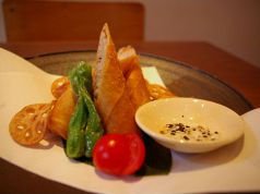 料理メニュー写真 海老とれんこんのもちもち春巻き