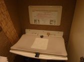女性お手洗いにはチャイルドベットも完備。