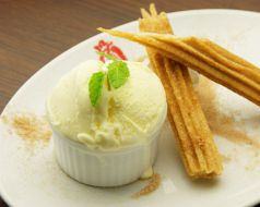 料理メニュー写真&nbsp;チュロスのバニラアイス添え