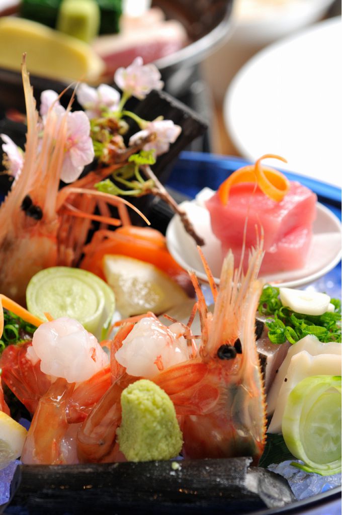 旬のお魚を使った美しいお刺身なども味わうことができます。