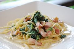 料理メニュー写真&nbsp;ベーコンとホウレンソウ草のクリームソースパスタ