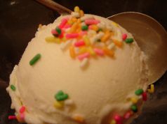 料理メニュー写真&nbsp;アイスクリーム200円・イチゴ・レモンシャーベット350円・オレンジシャーベット400円