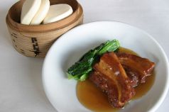 料理メニュー写真 豚の角煮蒸しパン添え