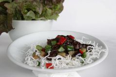 料理メニュー写真 牛肉の味噌辛炒めレタス包