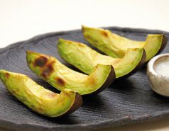 料理メニュー写真&nbsp;炭火焼きアボカド　コーンソース