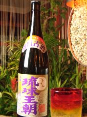 テーブル席からも見れる本格焼酎