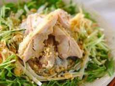 料理メニュー写真 蒸し鶏りと豆腐のヘルシーサラダ