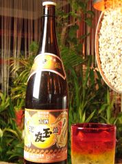 テーブル席からも見れる本格焼酎