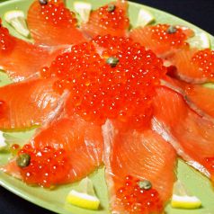 料理メニュー写真 スモークサーモンのイクラ添え