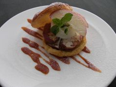 料理メニュー写真 焼きたてアップルパイ バニラアイスとキャラメルソース