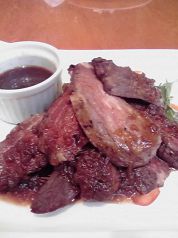 料理メニュー写真&nbsp;牛はらみのステーキシャリアピンソース