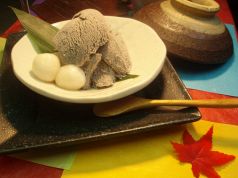 料理メニュー写真 黒ゴマアイス 白玉団子添え